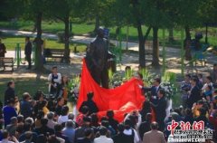 著名翻译家傅雷铜像“落户”上海周浦美术馆